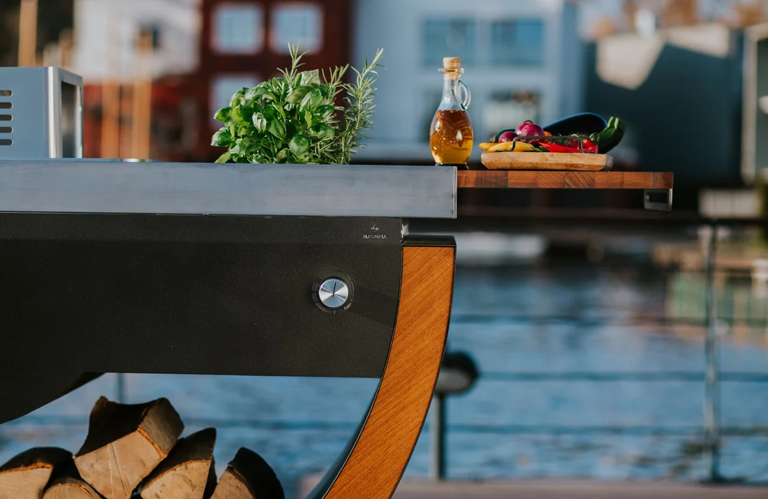 Holz- und Metalldetail einer NARIE-Outdoorküche